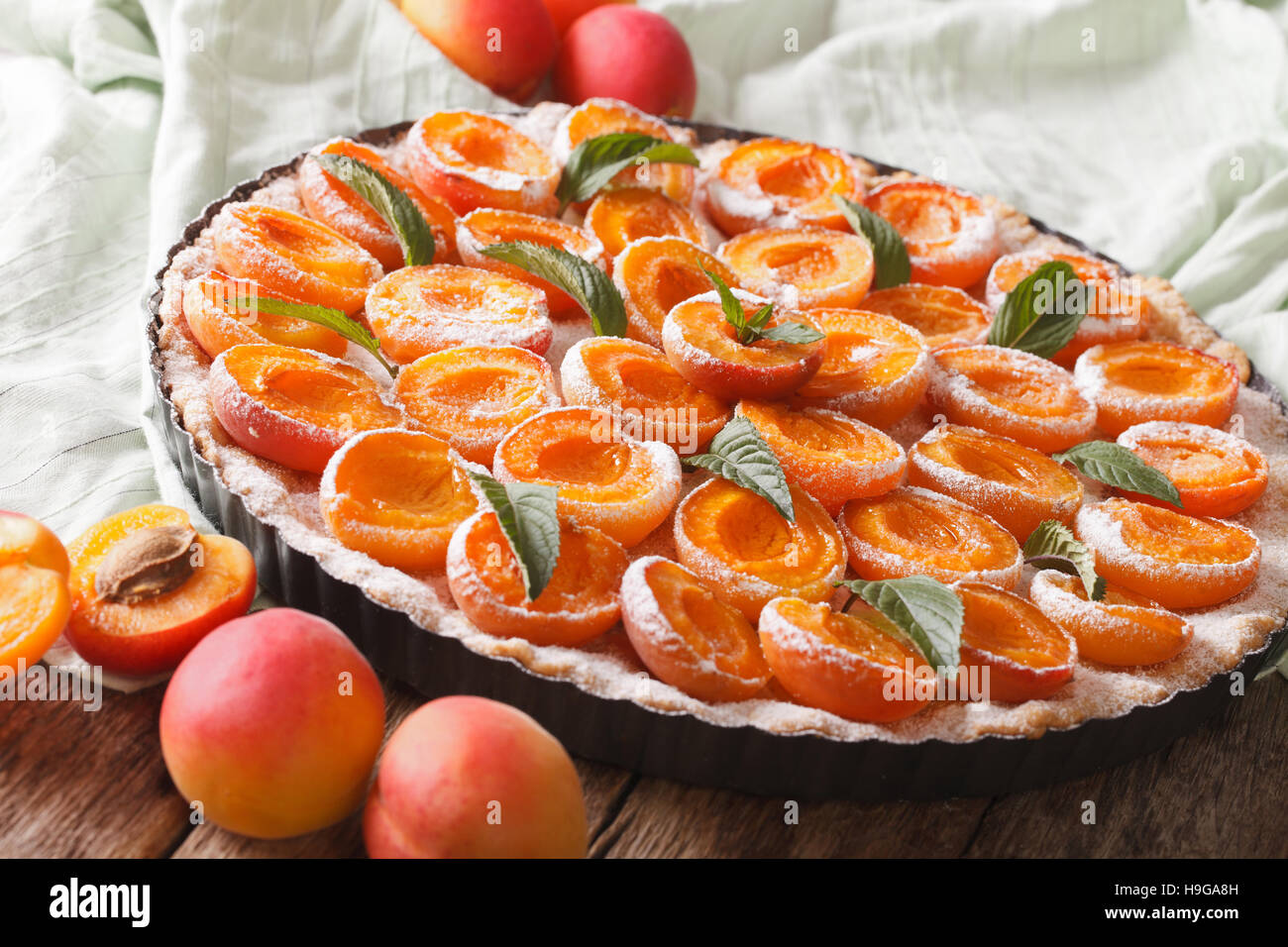 Tarte aux abricots close up dans le plat de cuisson sur la table horizontale. Banque D'Images
