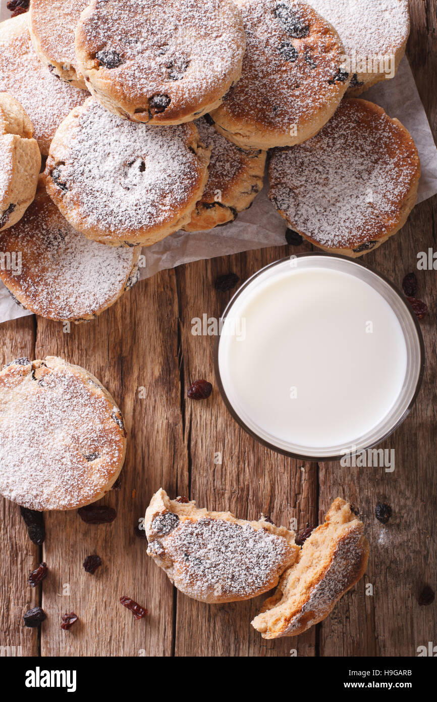 Des gâteaux gallois avec des raisins secs et du lait sur la table. vertical Vue de dessus Banque D'Images