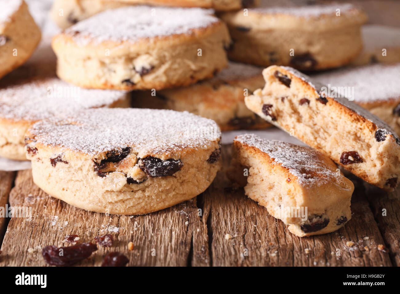 Biscuits britannique : gâteaux gallois avec des raisins secs et du sucre en poudre sur la table horizontale. Banque D'Images