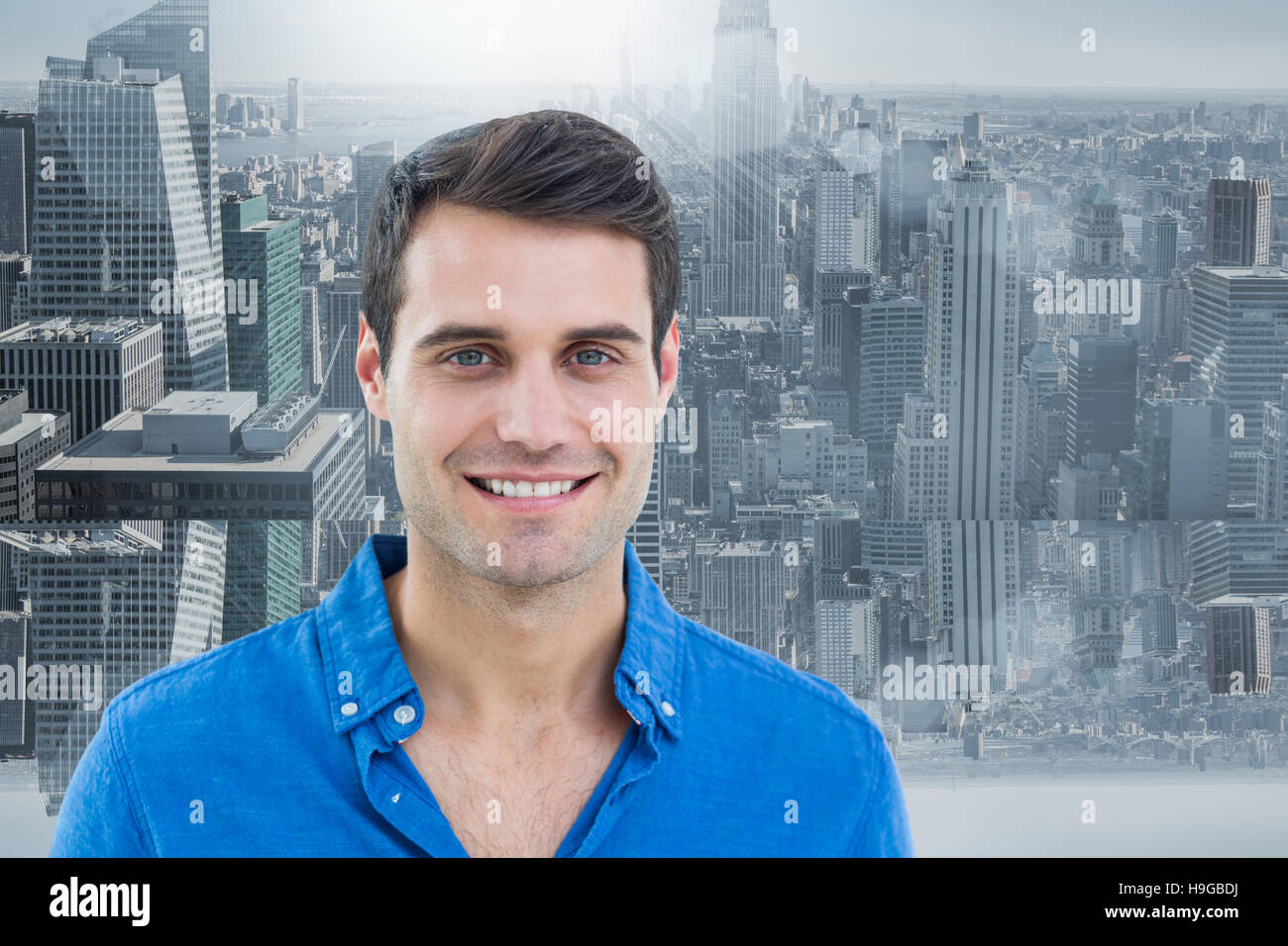 Image composite de bel homme souriant pour l'appareil photo Banque D'Images