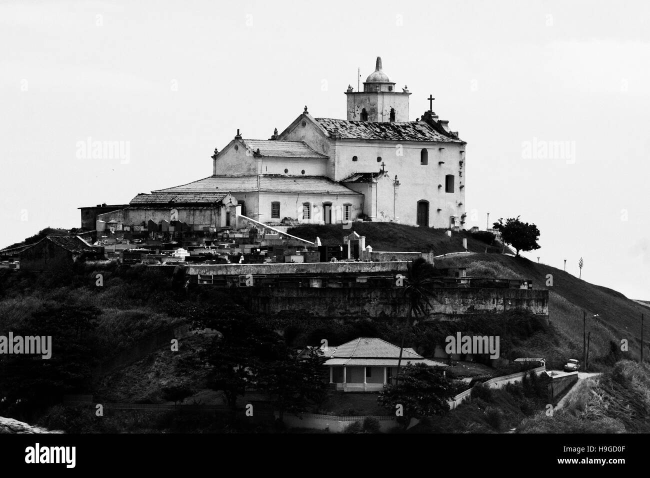 1630 Église sur une colline au bord de l'eau qu'autrefois une île Banque D'Images