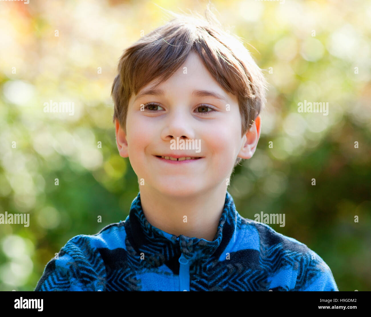 Portrait d'un garçon avec les cheveux bruns à l'extérieur Banque D'Images