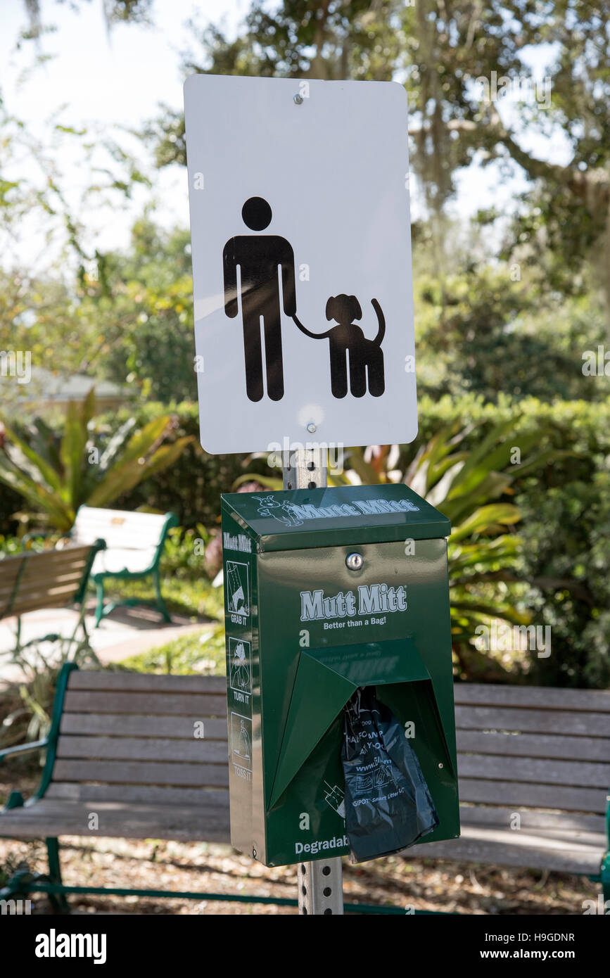 Sac chien poo distributeur sur un trottoir - Mount Dora Florida USA Banque D'Images