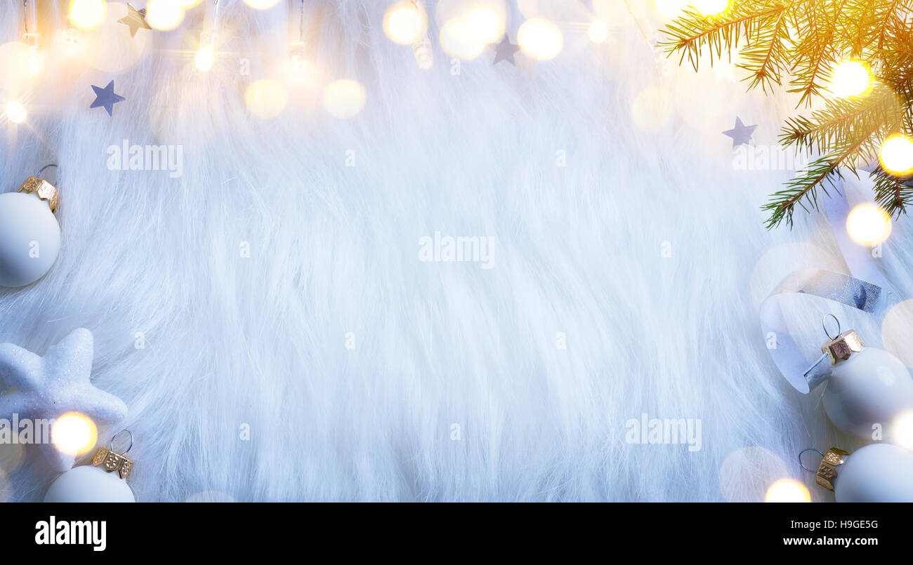 Composition de Noël ; décoration de Noël, branches de sapins, des vacances de lumière sur fond blanc ; mise à plat, vue du dessus Banque D'Images