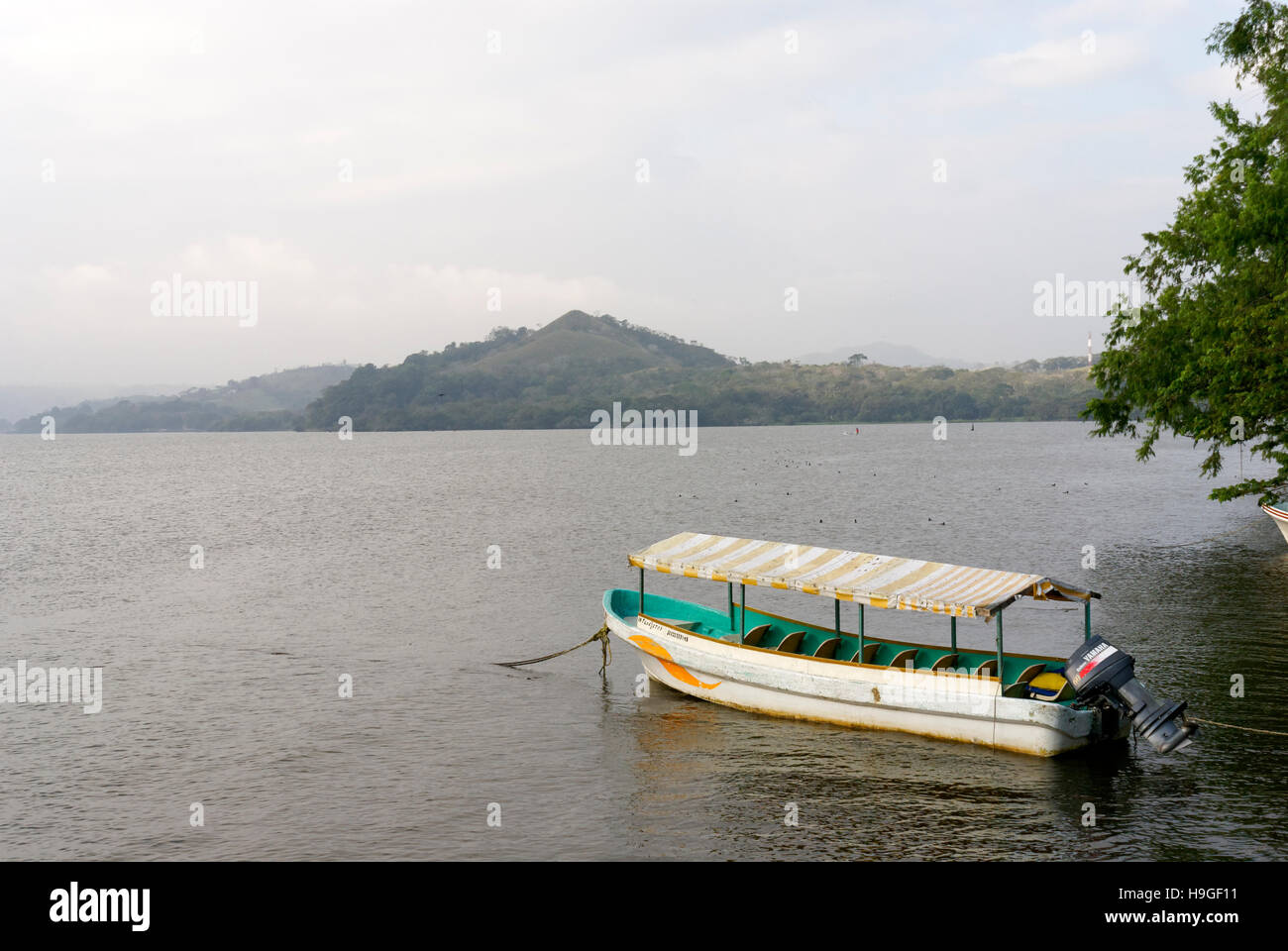 Lancement de tourisme motorisé amarré sur le lac Catemaco sur un jour nuageux, Catemaco, Veracruz, Mexique Banque D'Images