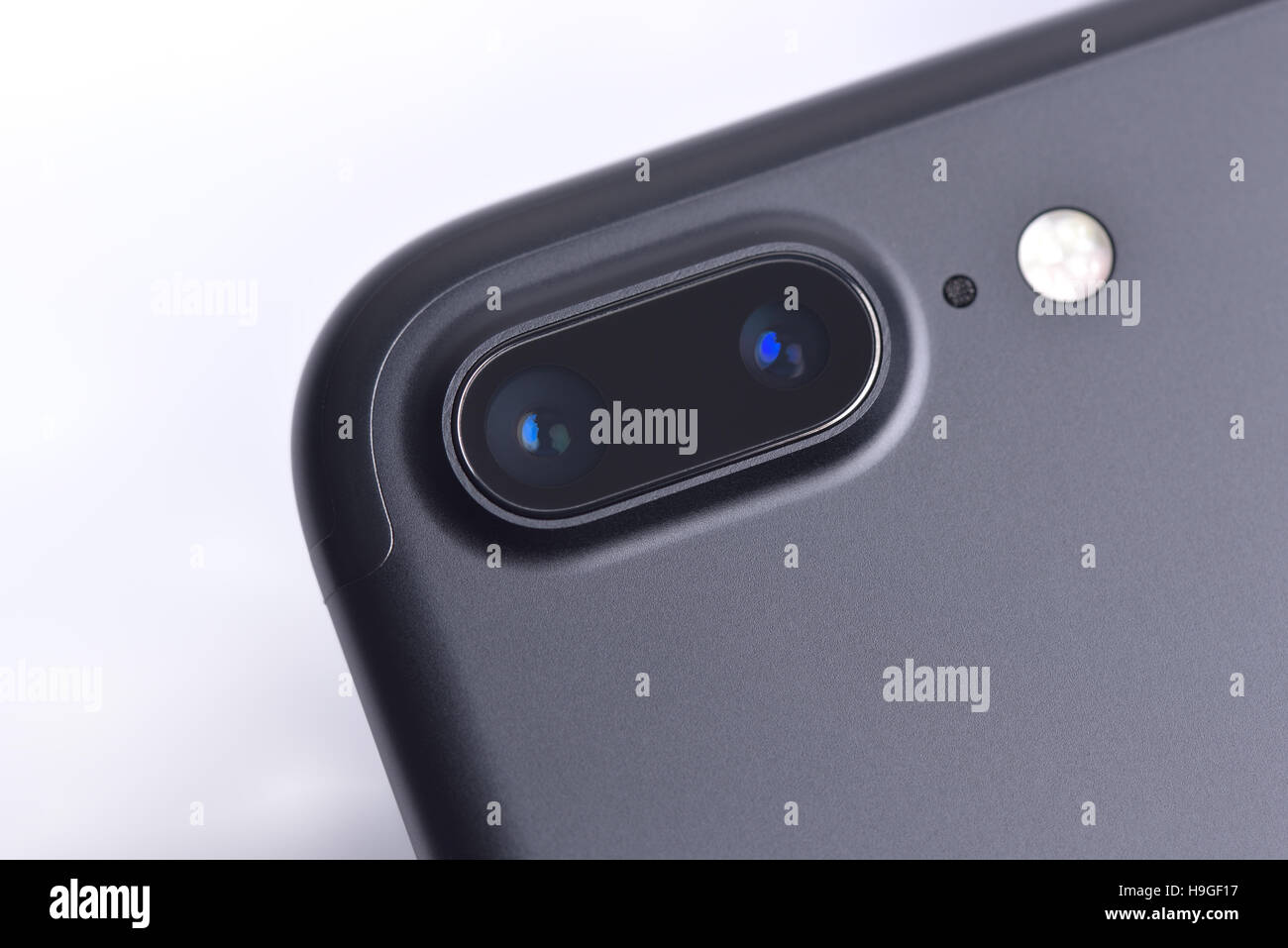 GALATI, Roumanie - 22 NOVEMBRE 2016 : l'Iphone 7 appareil photo Plus close-up. Test du téléphone dans un magasin local. Banque D'Images