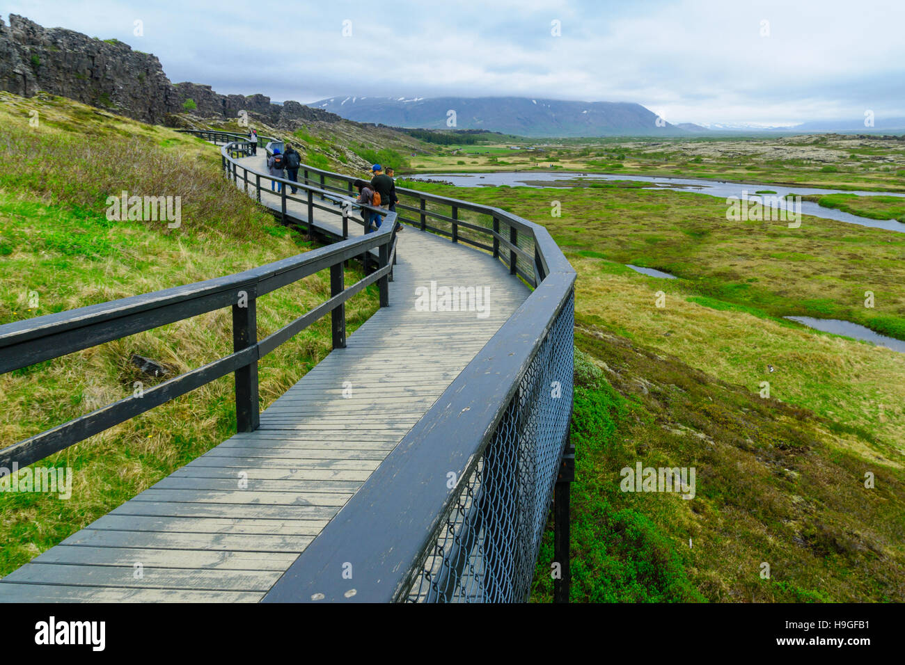 Þingvellir, Islande - 11 juin 2016 : Visiteur à pied le long des sentiers de randonnée dans la vallée du Rift, dans le Parc National de Thingvellir, Islande Banque D'Images