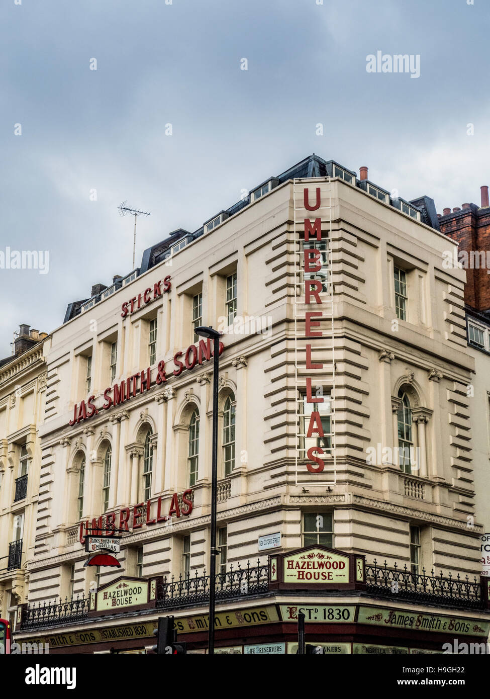 Boutique victorienne traditionnelle avant de James Smith et fils parapluies, New Oxford Street, Londres, Royaume-Uni. Banque D'Images