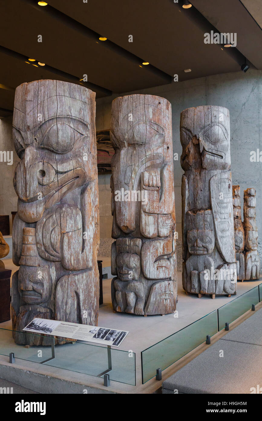 Exemple de totems partielle au Musée d'anthropologie de Vancouver Banque D'Images