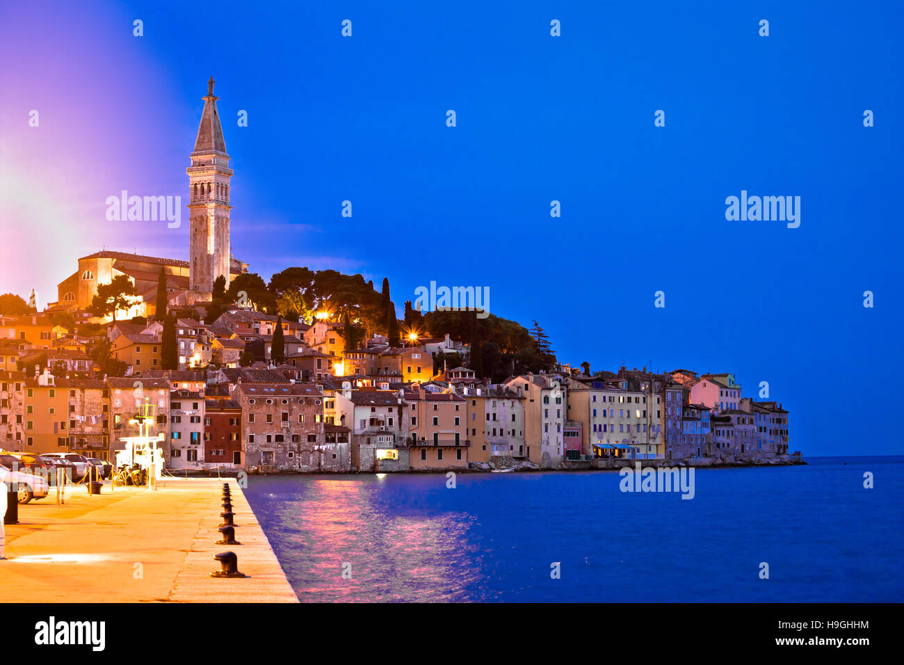 Blue Hour en front de Rovinj, Istrie, Croatie Banque D'Images