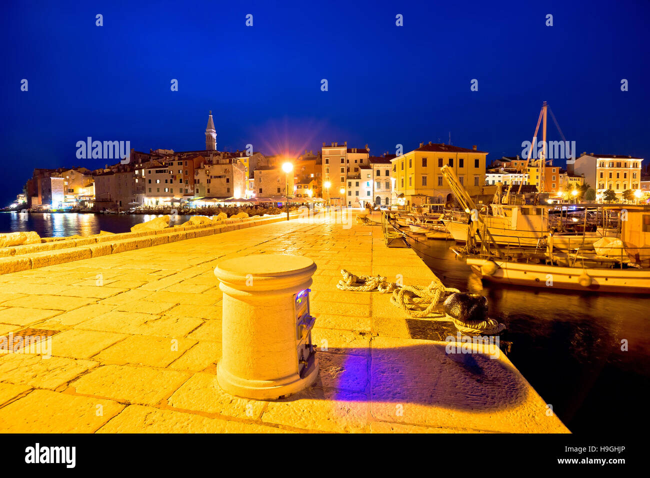 Rovinj Harbour et le bord de l'eau soir vue, Istrie, Croatie Banque D'Images