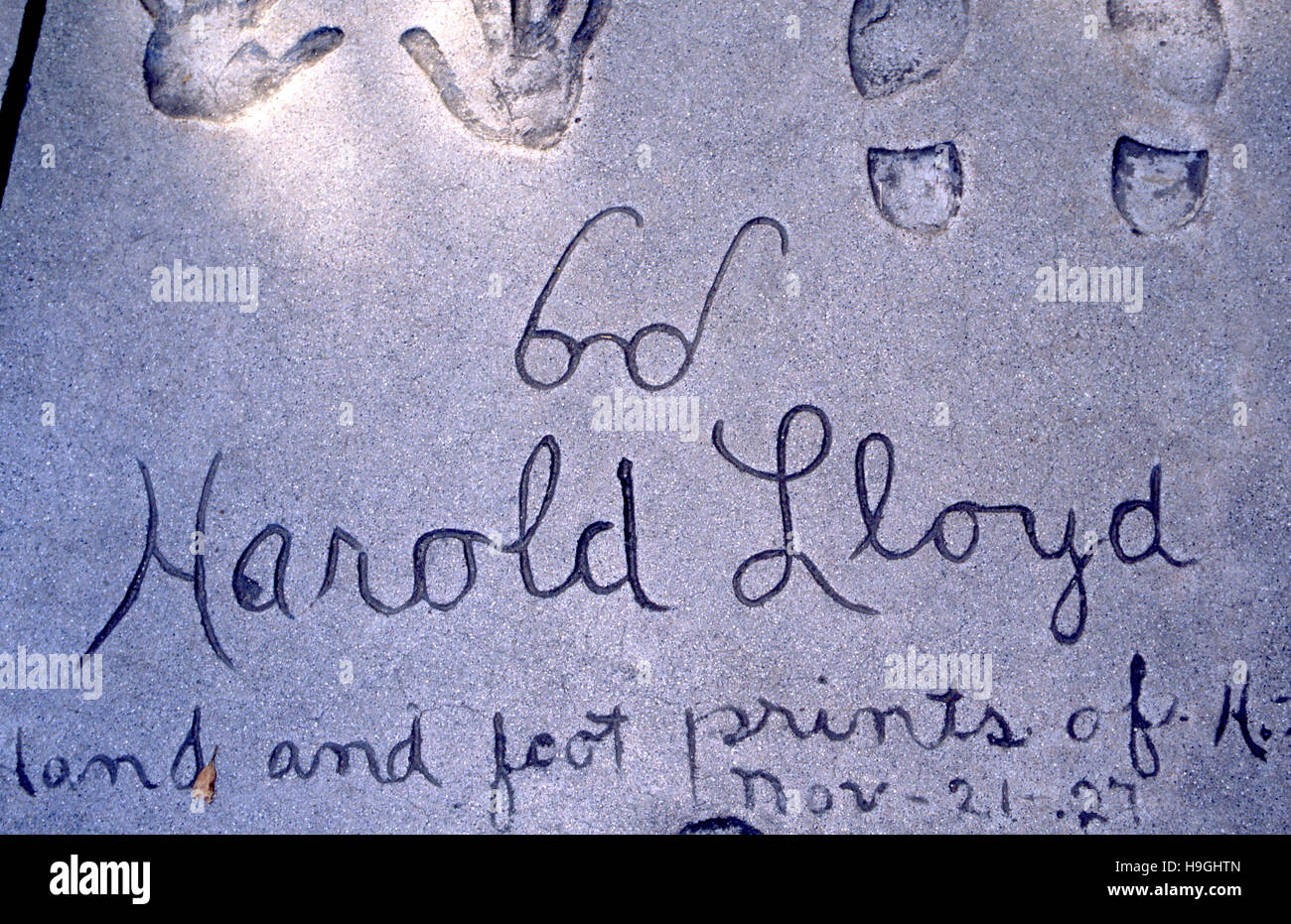 Harold Lloyd's autographe et lunettes emblématiques tirées dans le ciment au Grauman's Chinese Theatre à Hollywood Banque D'Images