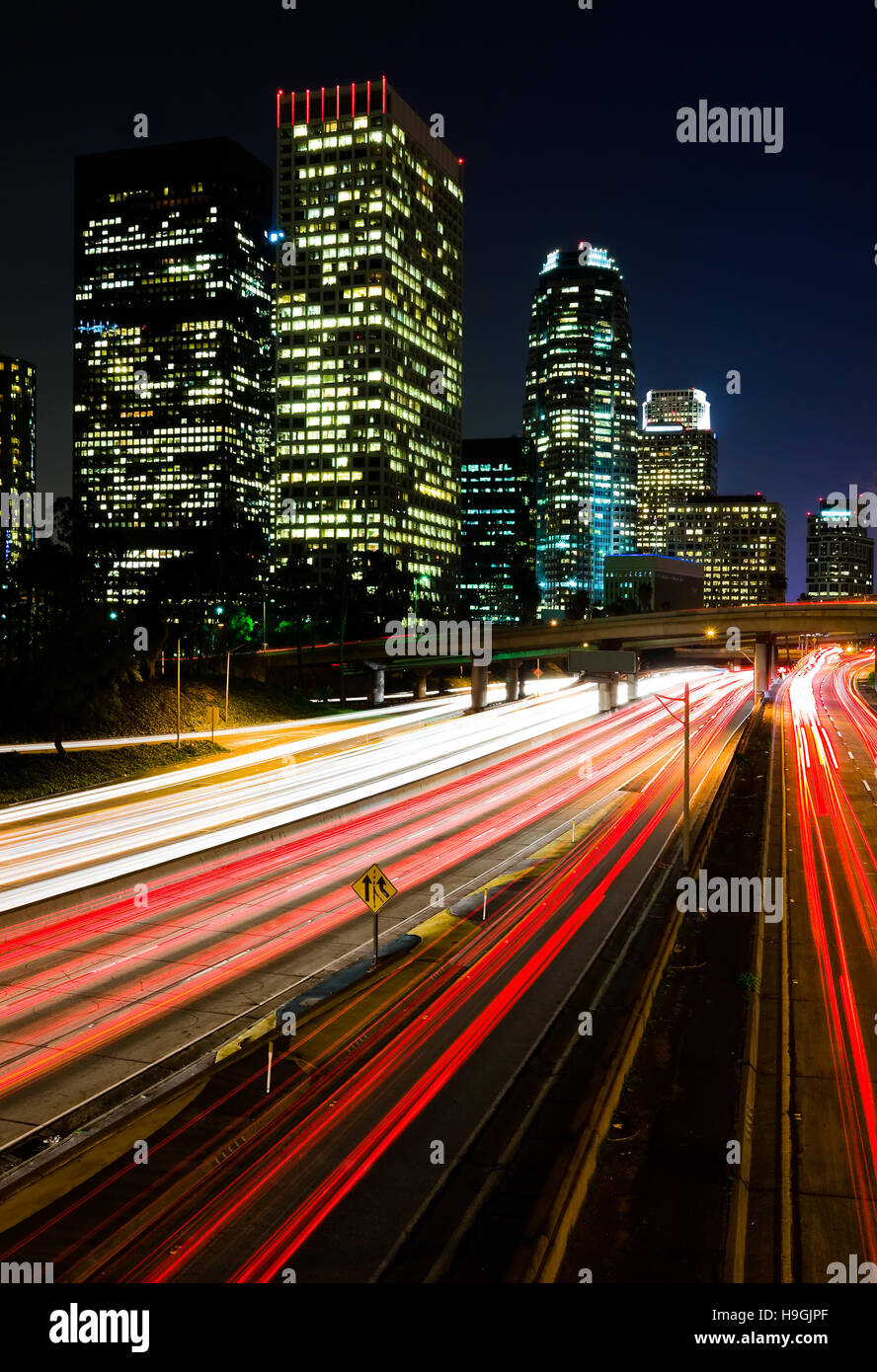 Le trafic via Los Angeles at night Banque D'Images