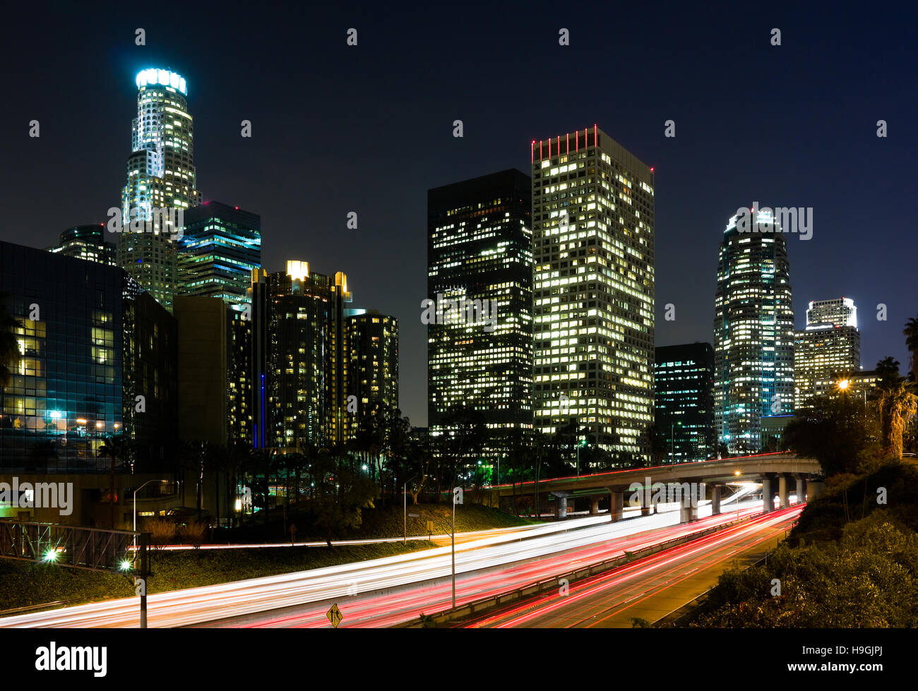 Le trafic via Los Angeles at night Banque D'Images
