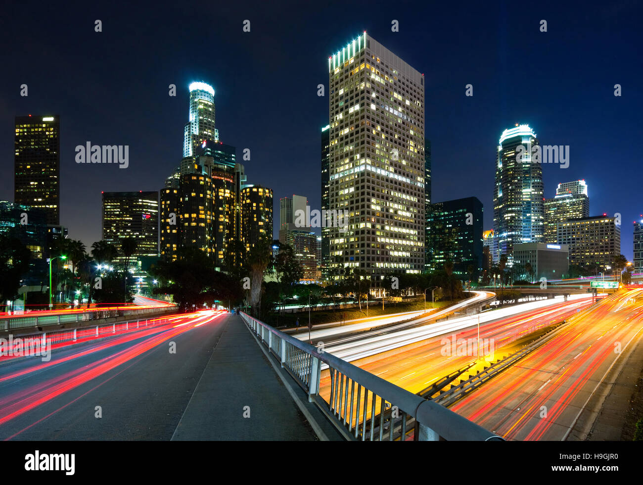 Los Angeles City traffic at night Banque D'Images
