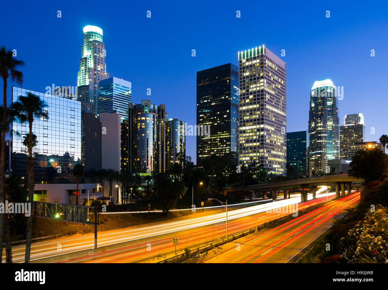 Le trafic via Los Angeles at night Banque D'Images