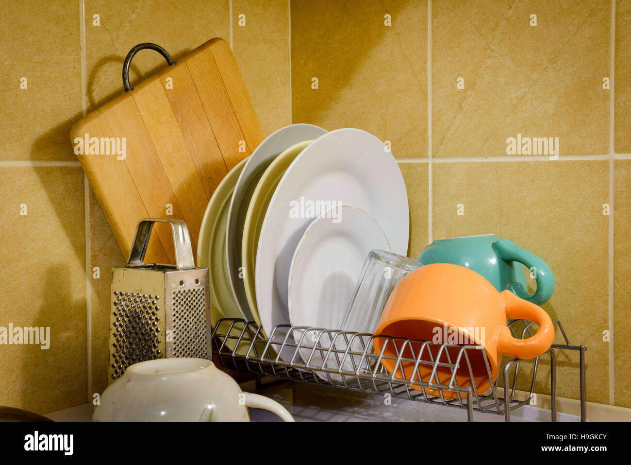 Plats, tasses, verres, assiettes, fourchettes, couteaux et cuillères sont le séchage près de l'évier, après qu'ils ont été lavés dans la cuisine Banque D'Images