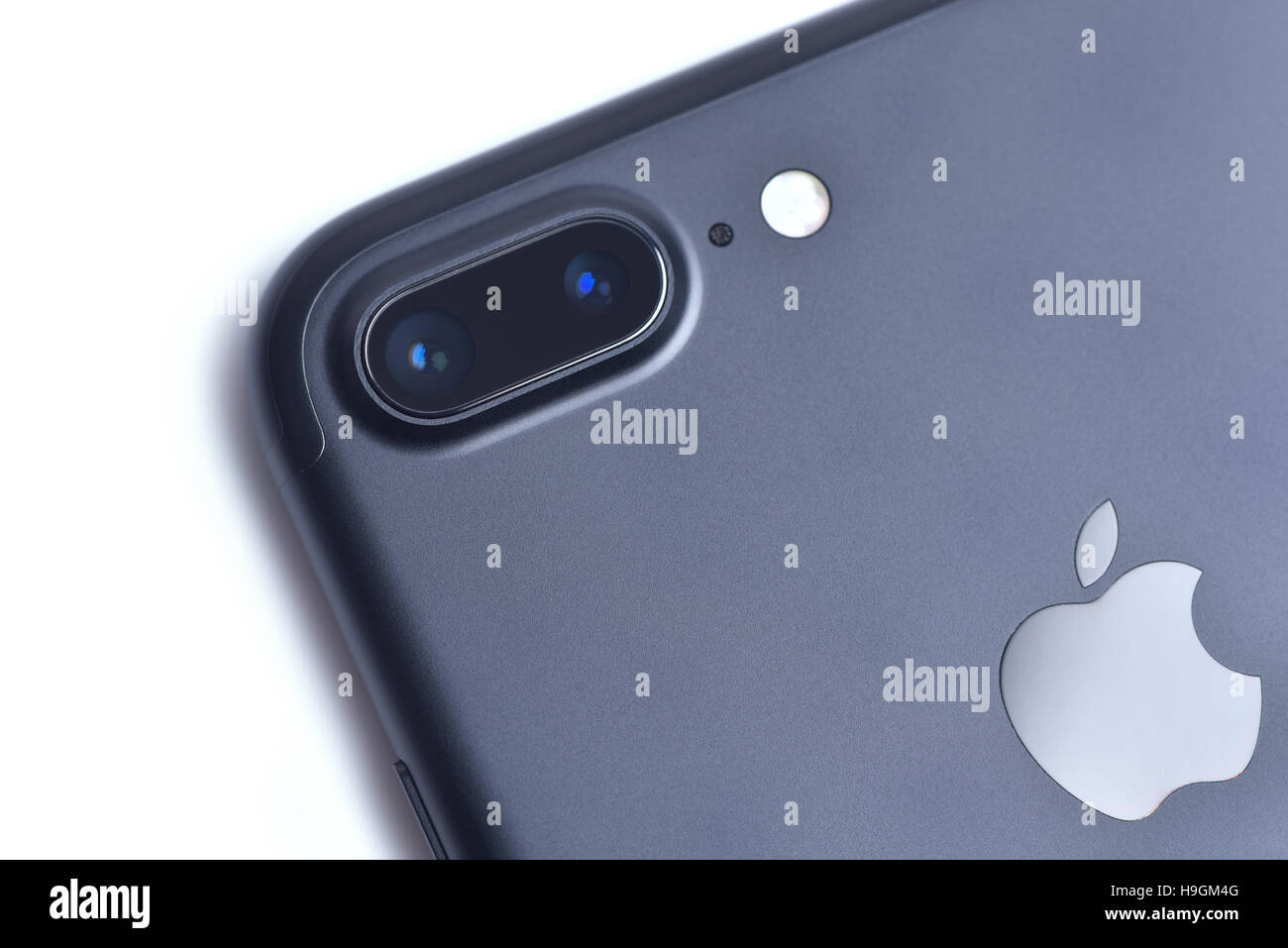 GALATI, Roumanie - 22 NOVEMBRE 2016 : l'Iphone 7 plus haut avec l'appareil photo de près. Test du téléphone dans un magasin local. Banque D'Images