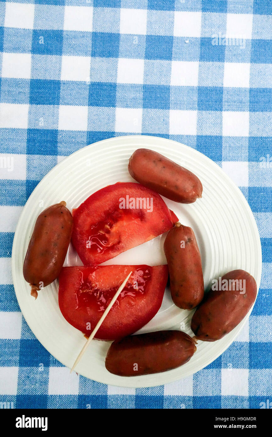 La cuisine grecque. Meze de Mykonos saucisses de porc au Thym/fenouil et tomate Banque D'Images