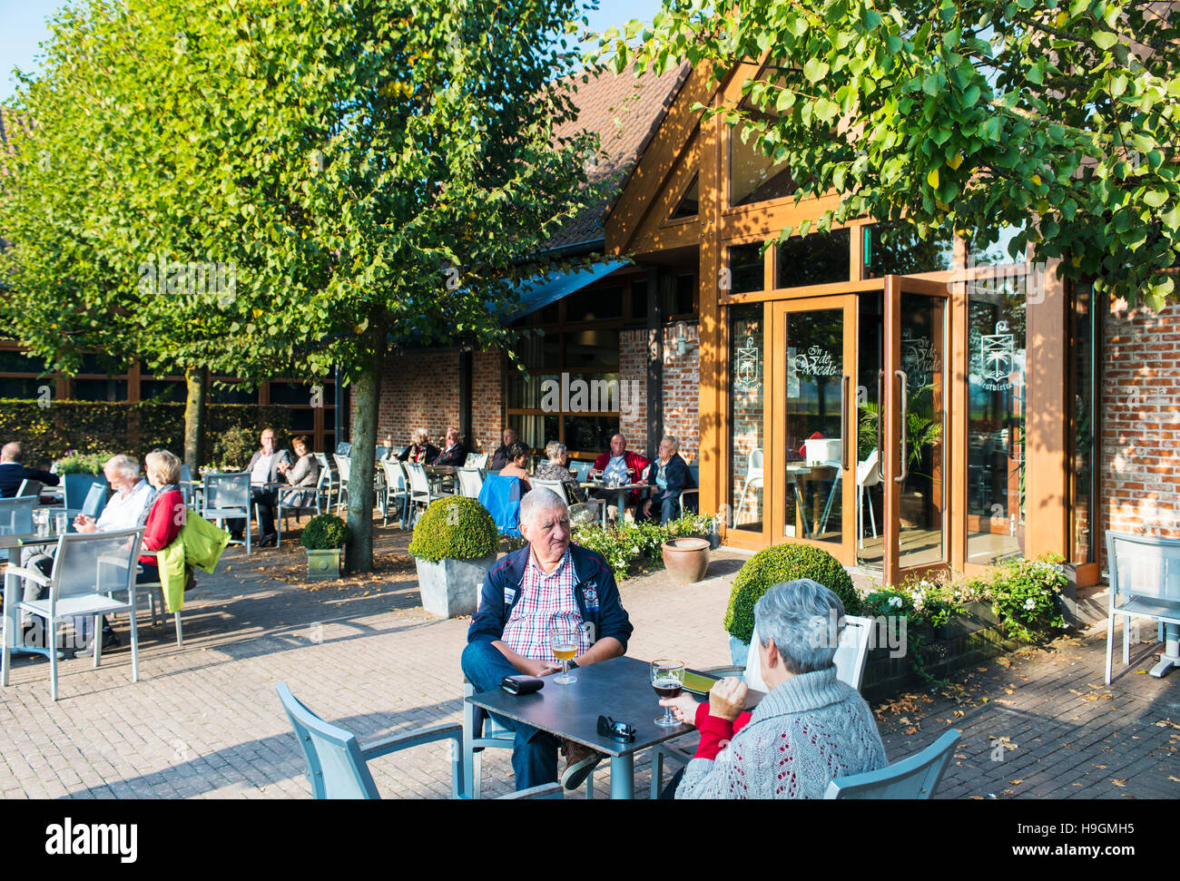 Le patio avant de Vrede dans des restaurant, bar et centre d'accueil à St Sixte monastère à Vleteren, Belgique Banque D'Images