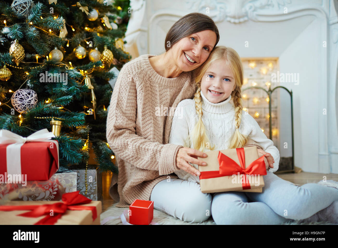 Jolie fille et sa grand-mère avec xmas trouble looking at camera Banque D'Images