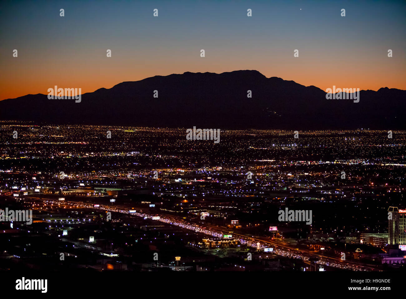 Vue aérienne de la ville de Las Vegas de nuit, Nevada, USA Banque D'Images