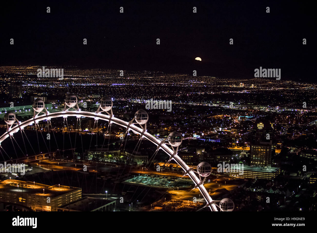 Super pleine Lune croissante au vue aérienne d'une ville de nuit de Las Vegas, Nevada, USA Banque D'Images