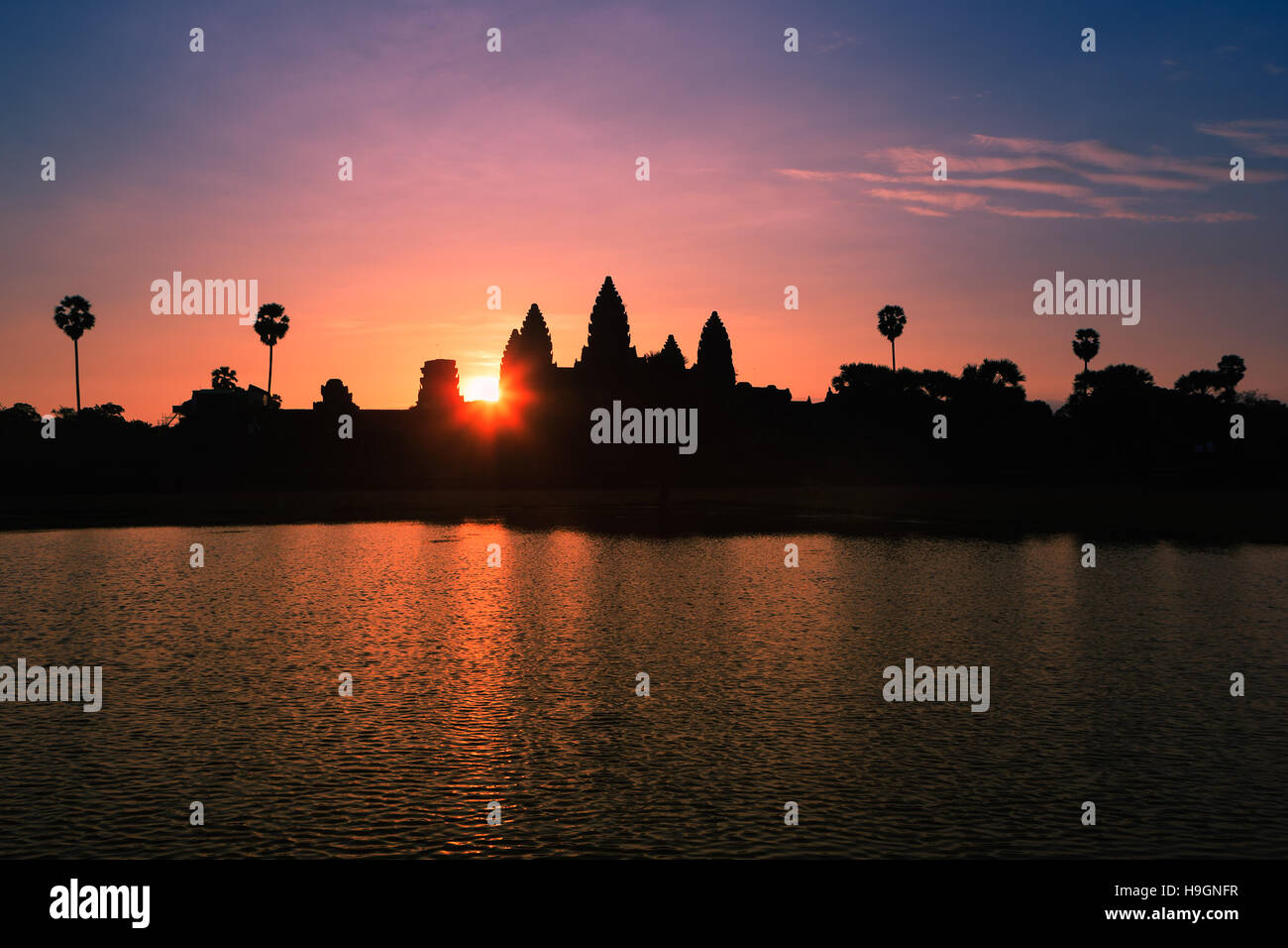 Lever du soleil sur Angkor Wat, près de Siem Reap, au Cambodge. Banque D'Images