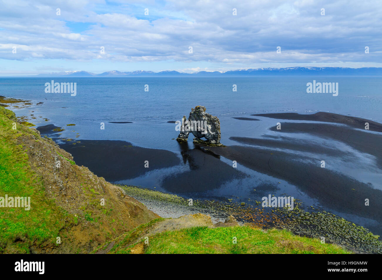 Vue de la pile de basalte Hvitserkur, sur la rive orientale de la péninsule de Vatnsnes, nord-ouest de l'Islande Banque D'Images