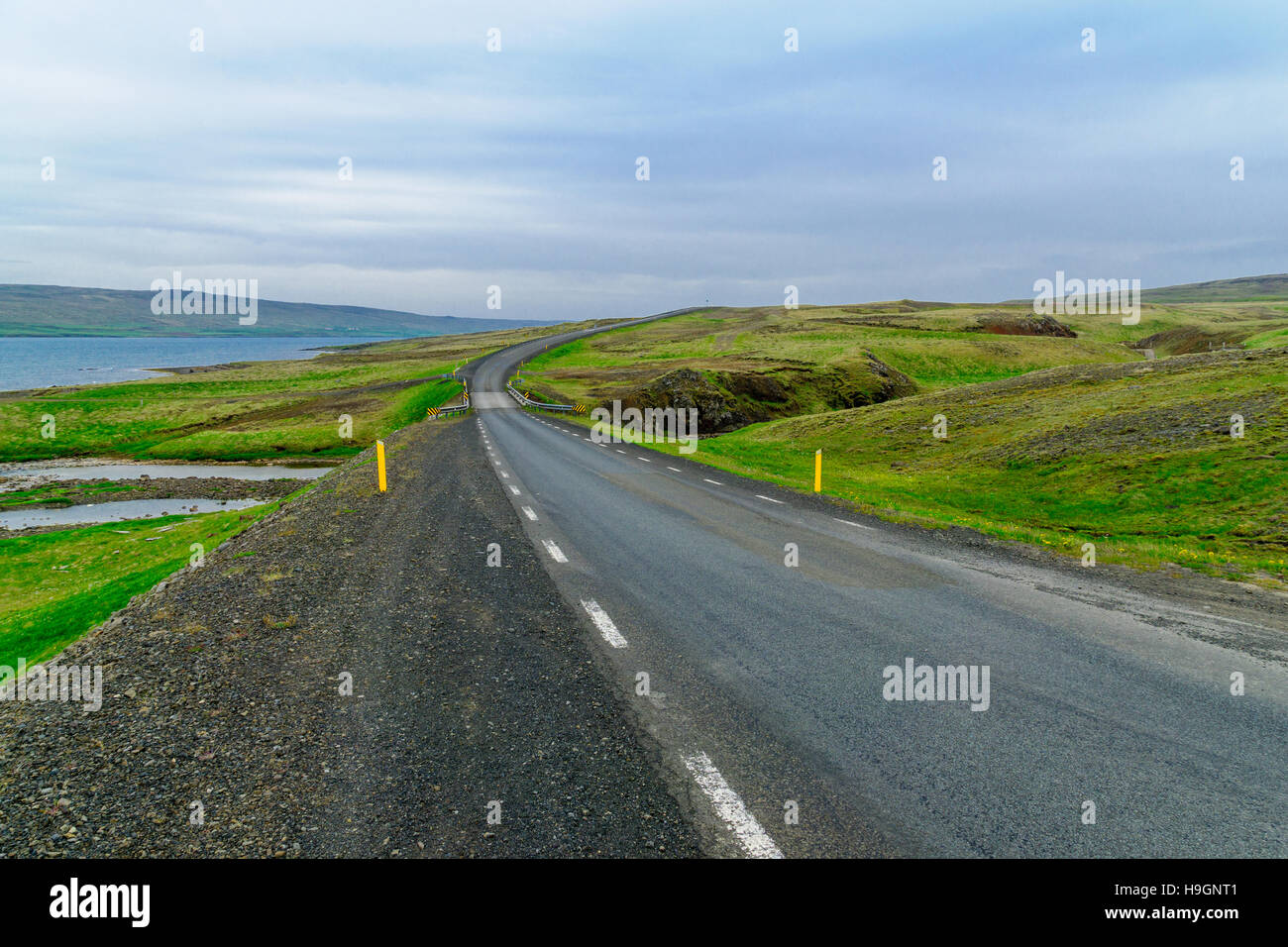 Vue de Road 68, littoral et paysage le long du fjord Hrutafjordur, dans la région de l'Islande, fjords de l'ouest Banque D'Images