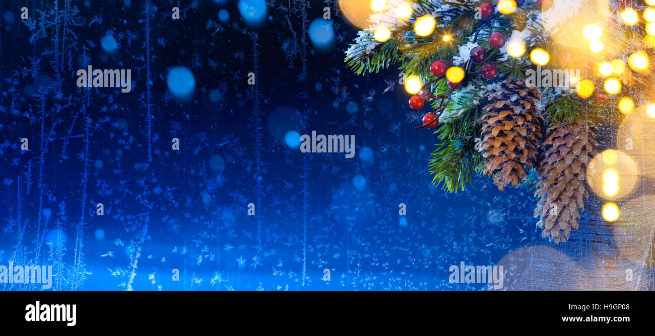 Arbre de Noël et les vacances de neige légère ; arbre de Noël ; l'arrière-plan du vrai hiver gel Banque D'Images