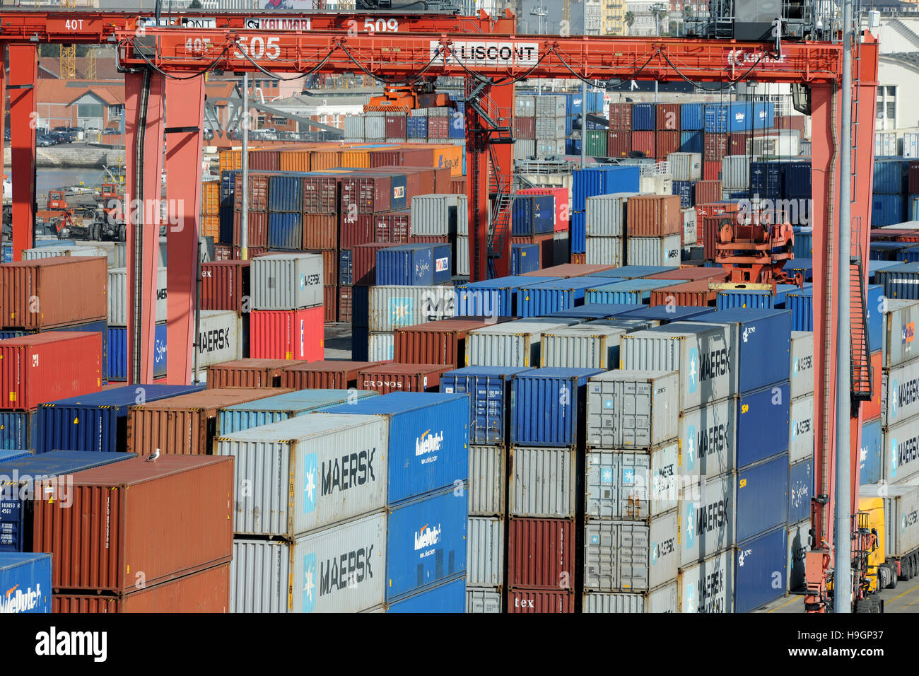 Voyage au Port de Lisbonne Portugal avec des navires porte-conteneurs d'être chargés par des grues Banque D'Images