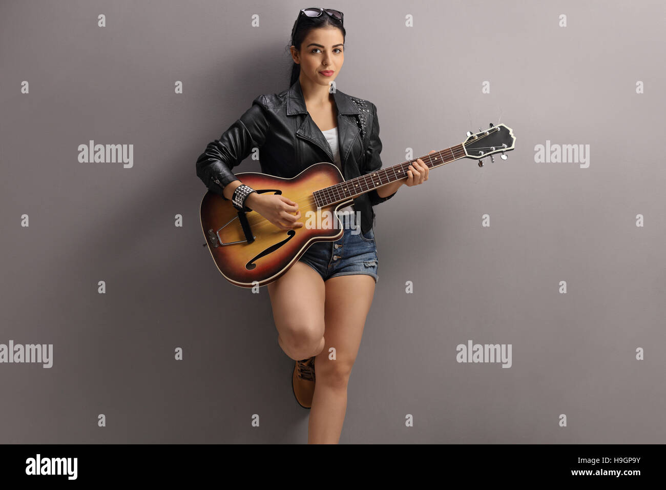 Femme jouant de la guitare Banque de photographies et d'images à haute  résolution - Alamy