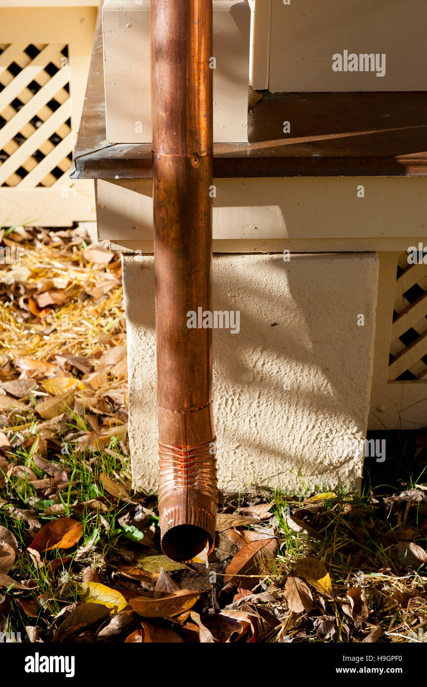 Le cuivre de drainage accueil gouttière de la goulotte d'évacuation des eaux de pluie Banque D'Images