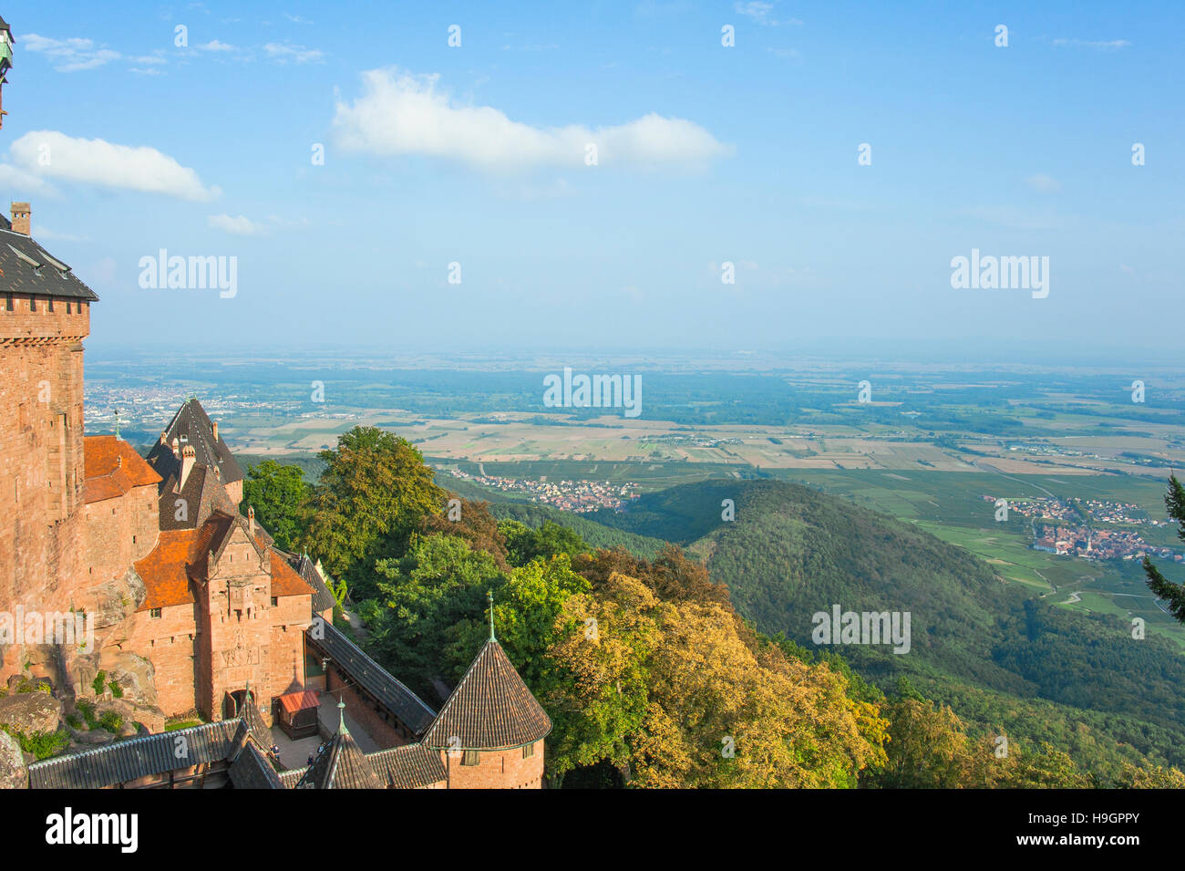 Château Haut-Koenigsburg avec vue panoramique, château du Moyen Âge, reconstruit à l'architecture romantique, Alsace, France Banque D'Images