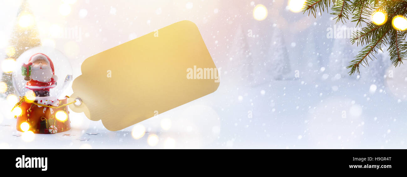 Joyeux Noël ; Noël vacances decoratiuon avec la composition et l'arbre de Noël sur fond de neige ; copie de l'espace pour votre texte Banque D'Images