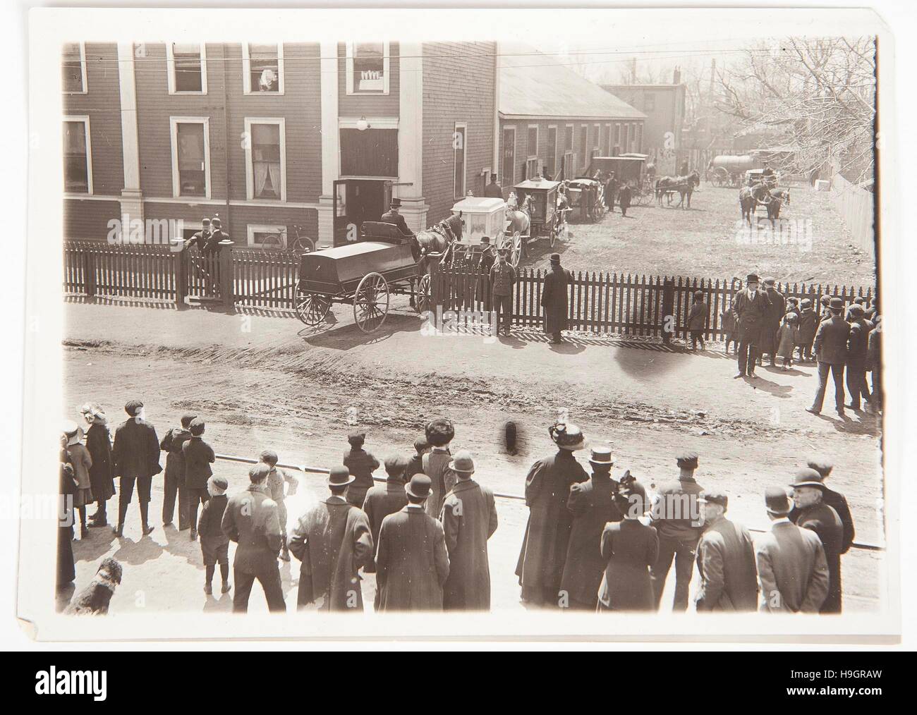 Une photographie de corbillards transportant les corps de ceux qui ont perdu la vie sur le Titanic en date du 9 mai 1912, qui est mis aux enchères à Henry Aldridge & Son maison de vente aux enchères à Devizes, Wiltshire, dans l'une de leur 100e anniversaire Titanic ventes cette samedi. 27 mars 2012. Photo par Adam Gasson. Banque D'Images