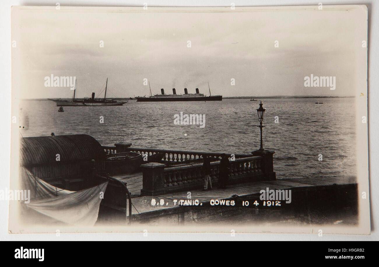 Une rare carte postale photo du Titanic prises de Cowes, île de Wight, en date du 10 avril 1912 qui est mis aux enchères à Henry Aldridge & Son maison de vente aux enchères à Devizes, Wiltshire, dans l'une de leur 100e anniversaire Titanic ventes cette samedi. 27 mars 2012. Photo par Adam Gasson. Banque D'Images