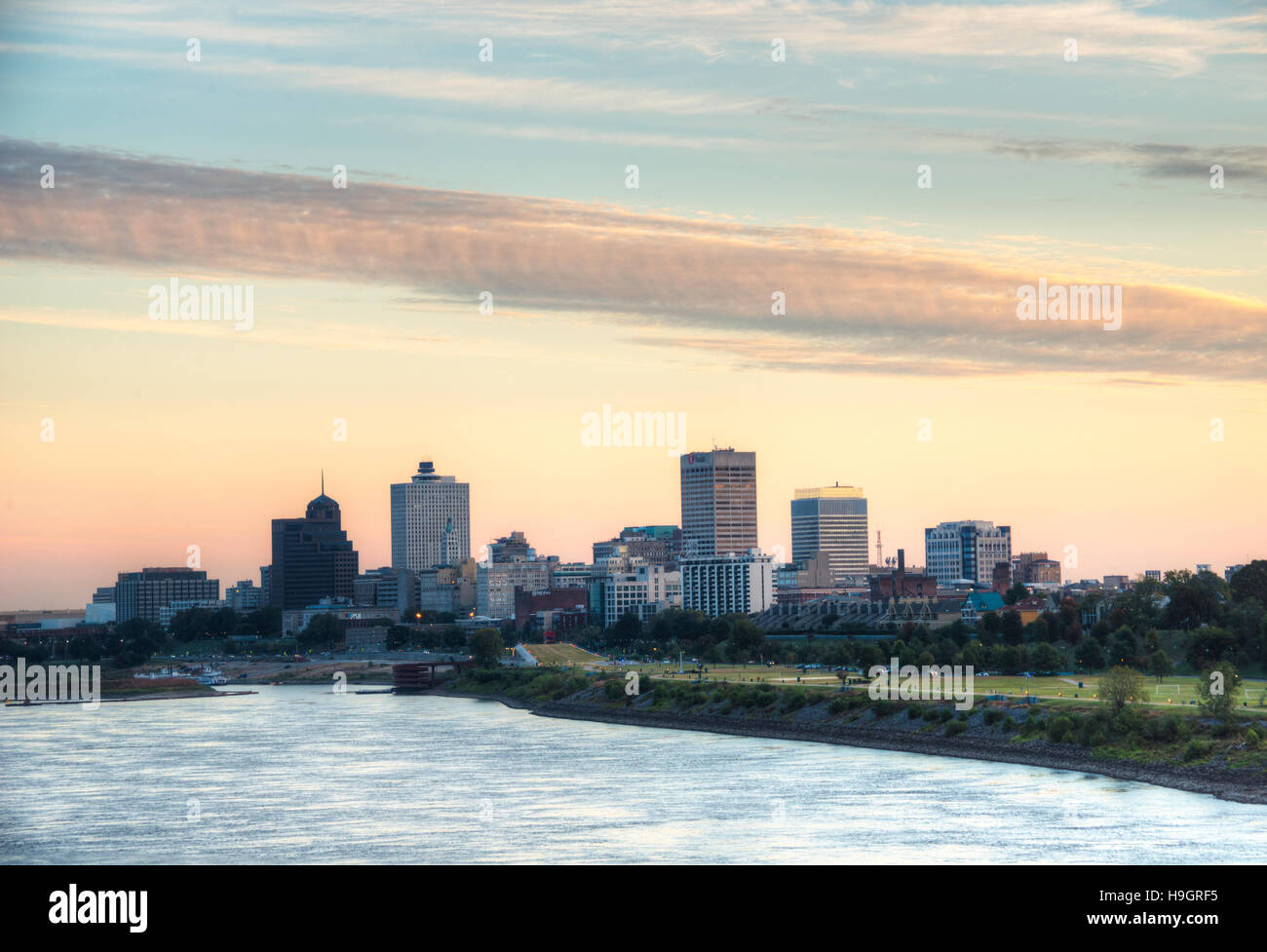 Memphis skyline au lever du soleil avec Mississippi River Banque D'Images