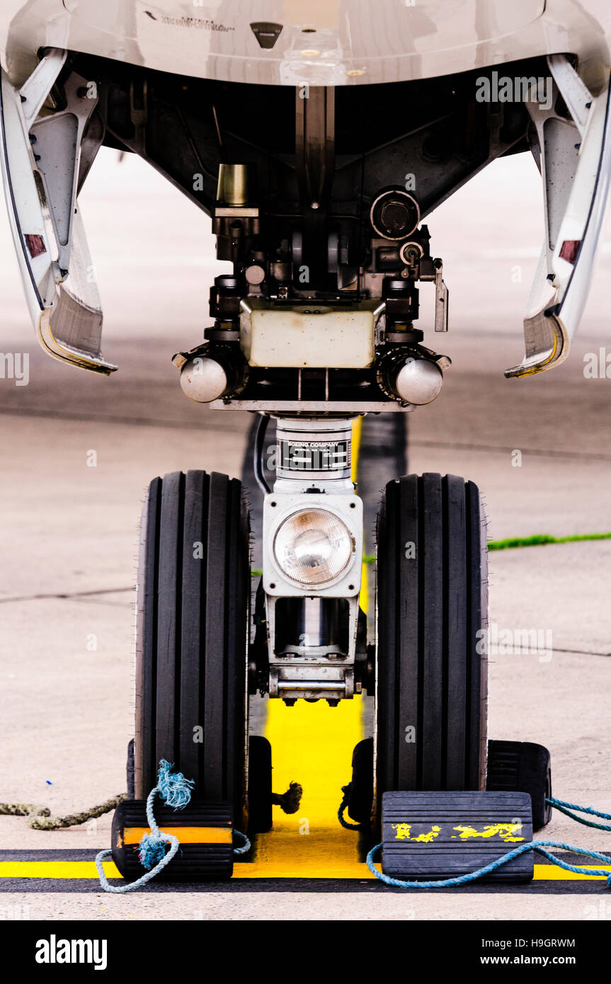 Roue de nez d'un Boeing 737 avec des cales pour empêcher tout mouvement. Banque D'Images
