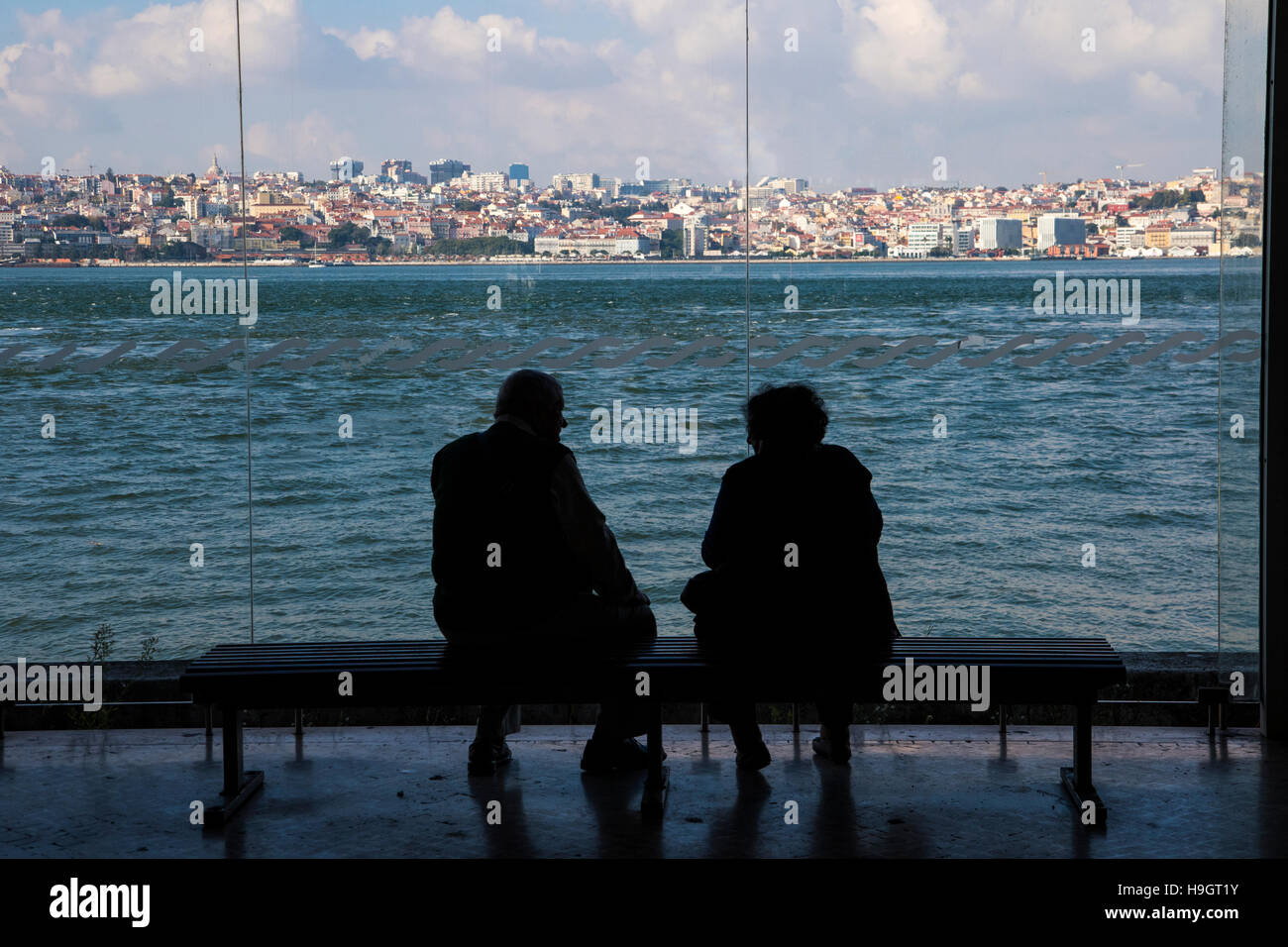 Lisbonne. Couple retraité en attente à Almada terminal de ferry sur le côté sud de la rivière de Lisbonne rendre facilement accessible par un court trajet en bac Banque D'Images