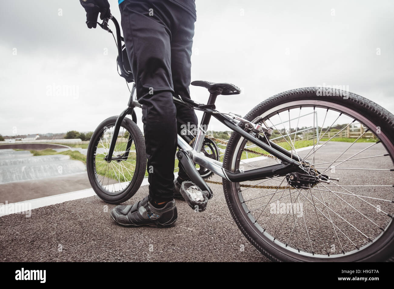 Permanent cycliste avec rampe de départ à vélo BMX Banque D'Images