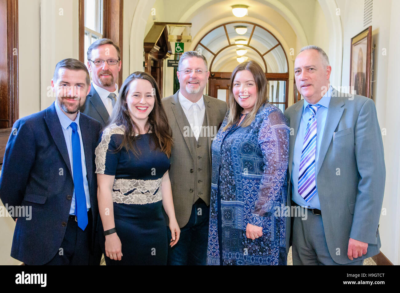 Belfast le Sinn Fein Conseillers David Bell, Gerry McCabe, Charlene O'Hara, Jim McVeigh, Deidre Hargey et Séanna Walsh Banque D'Images