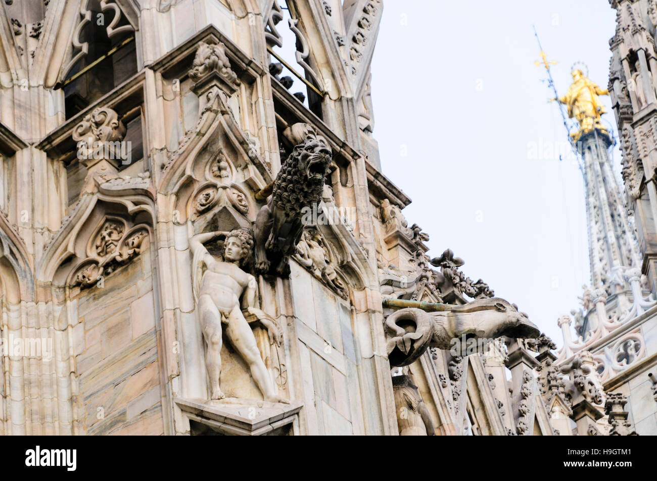 Les gargouilles et autres ornements en pierre sculptée à l'extérieur de la cathédrale de Milan (Milano Duomo) Banque D'Images