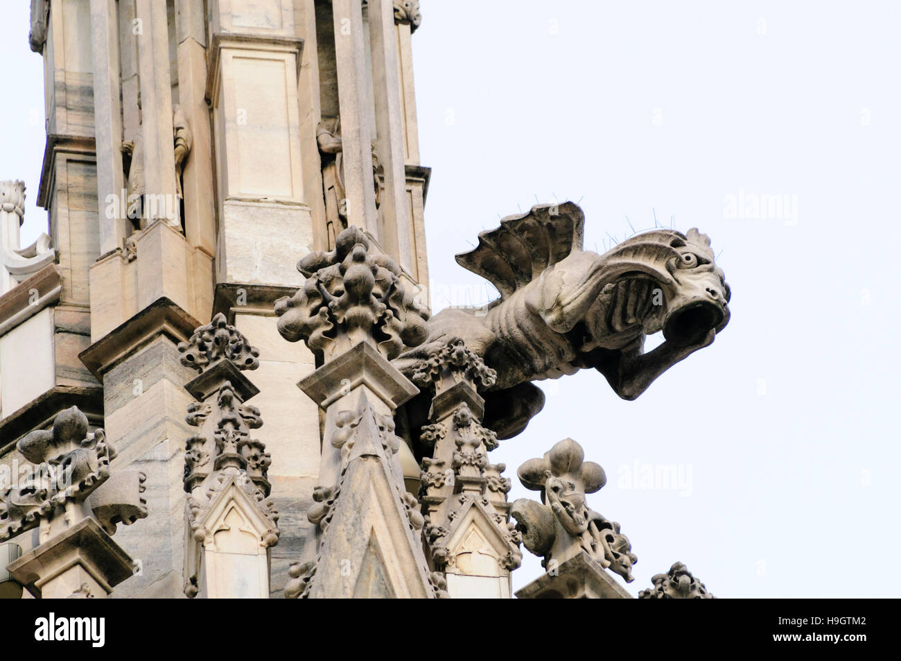 Les gargouilles et autres ornements en pierre sculptée à l'extérieur de la cathédrale de Milan (Milano Duomo) Banque D'Images
