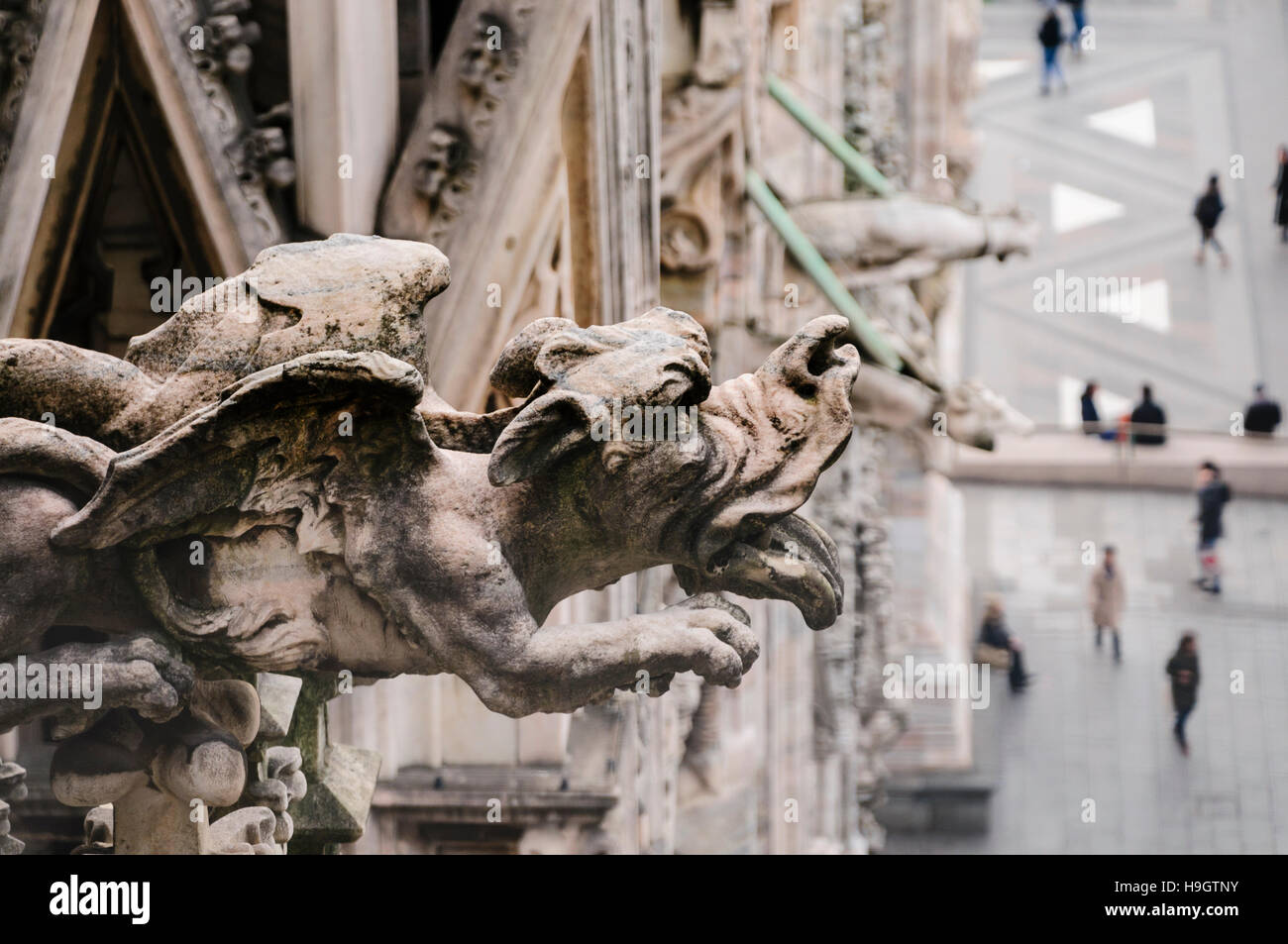 Les gargouilles et autres ornements en pierre sculptée à l'extérieur de la Duomo di Milano (la cathédrale de Milan) Banque D'Images