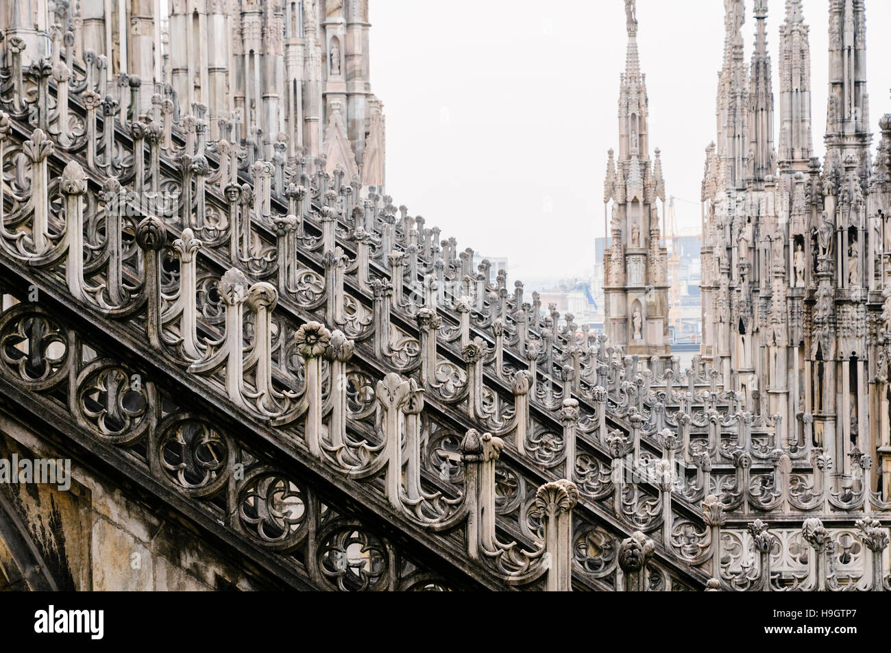 Boutant et pierre sculpté sur le toit de la Duomo di Milano (la cathédrale  de Milan), Italie Photo Stock - Alamy