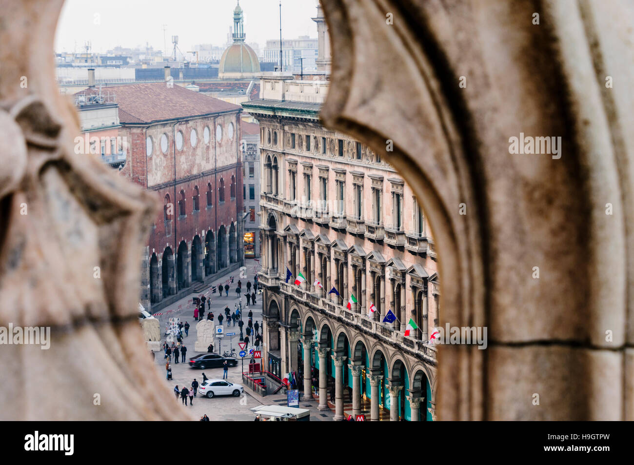 Vue depuis le toit de la cathédrale La cathédrale de Milan (Milano) sur la Piazza del Duomo ci-dessous. Banque D'Images
