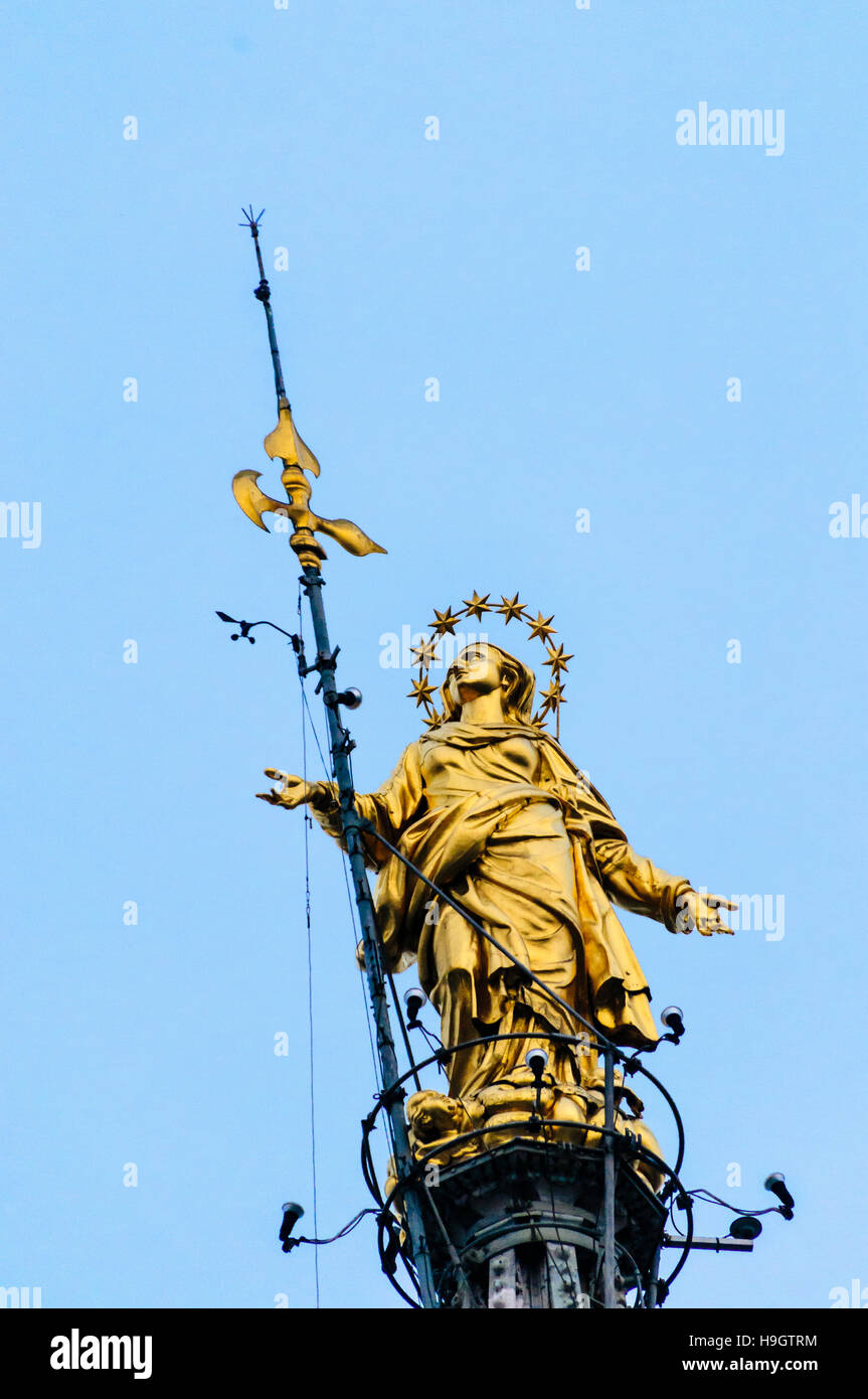 La Madonnina. Une statue de la Vierge Marie au sommet du dôme de la cathédrale de Milan (Milano) Italie. Banque D'Images