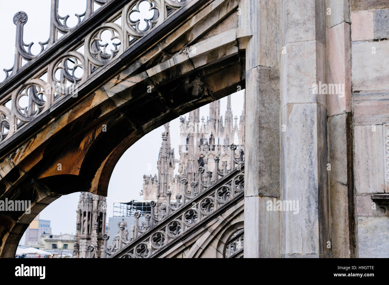Boutant et pierre sculpté sur le toit de la cathédrale La cathédrale de  Milan (Milan), Italie Photo Stock - Alamy
